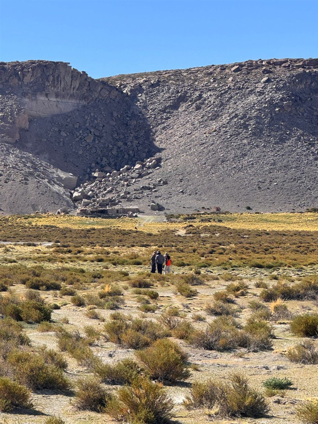 Equipo técnico relevando terreno en la puna