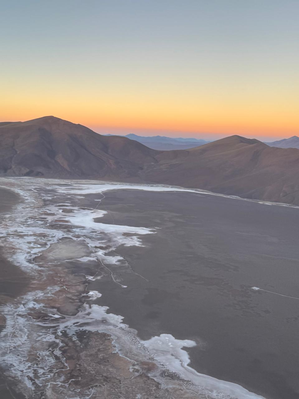 Atardecer sobre un salar del noroeste argentino